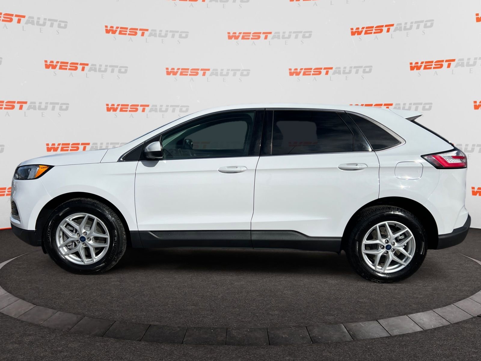Used 2022 Ford Edge SEL w/ Convenience Package AWD/4WD image 2