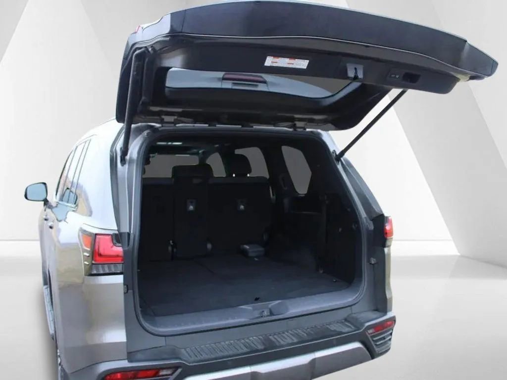 Used 2023 Lexus LX 600 4WD w/ Appearance Package image 36