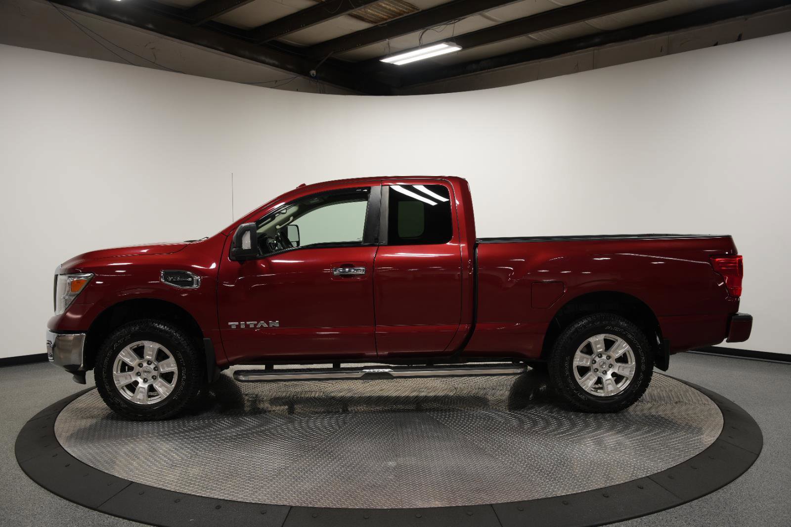 Used 2017 Nissan Titan SV image 5