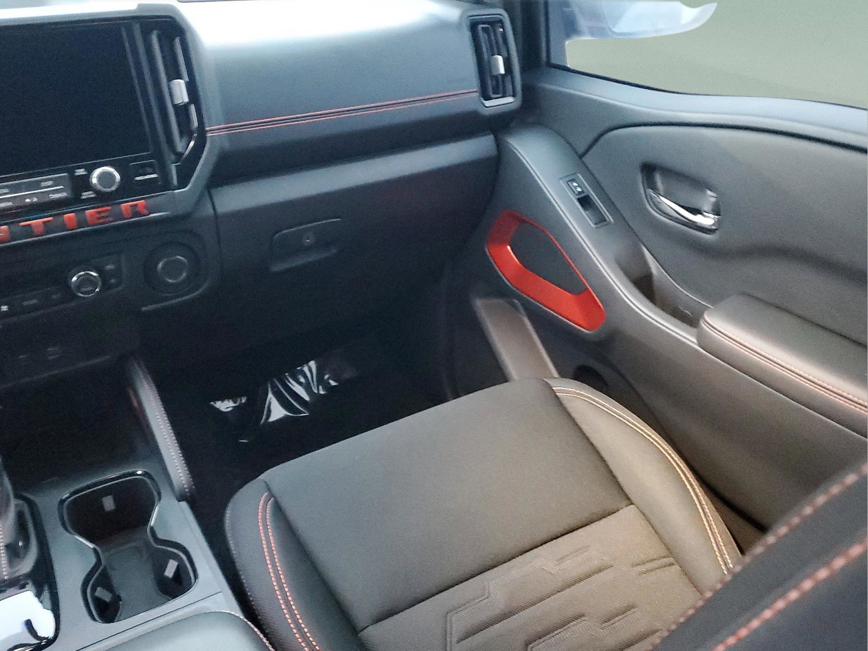 Used 2025 Nissan Frontier PRO-4X image 15