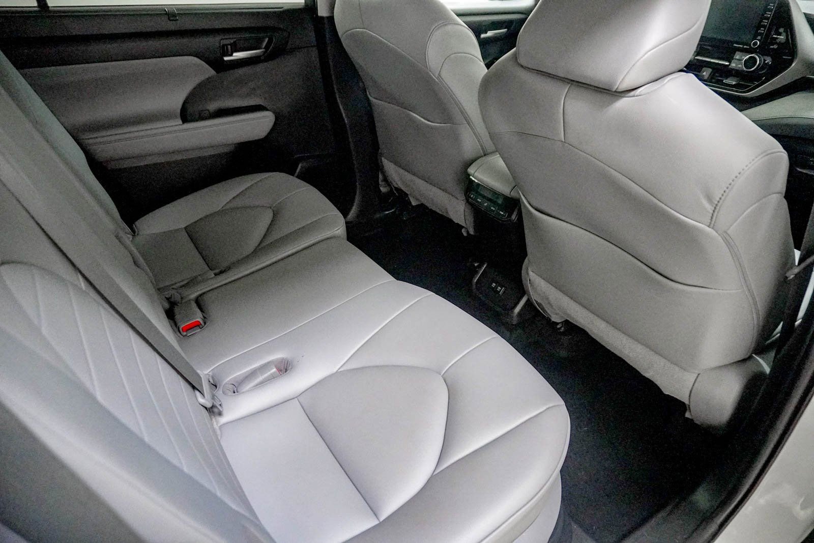 Used 2020 Toyota Highlander XLE image 35