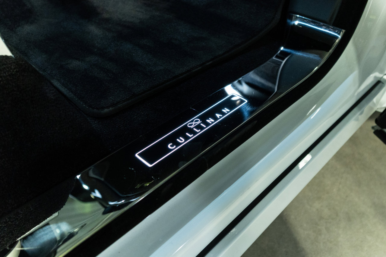 Used 2025 Rolls-Royce Cullinan Black Badge image 32