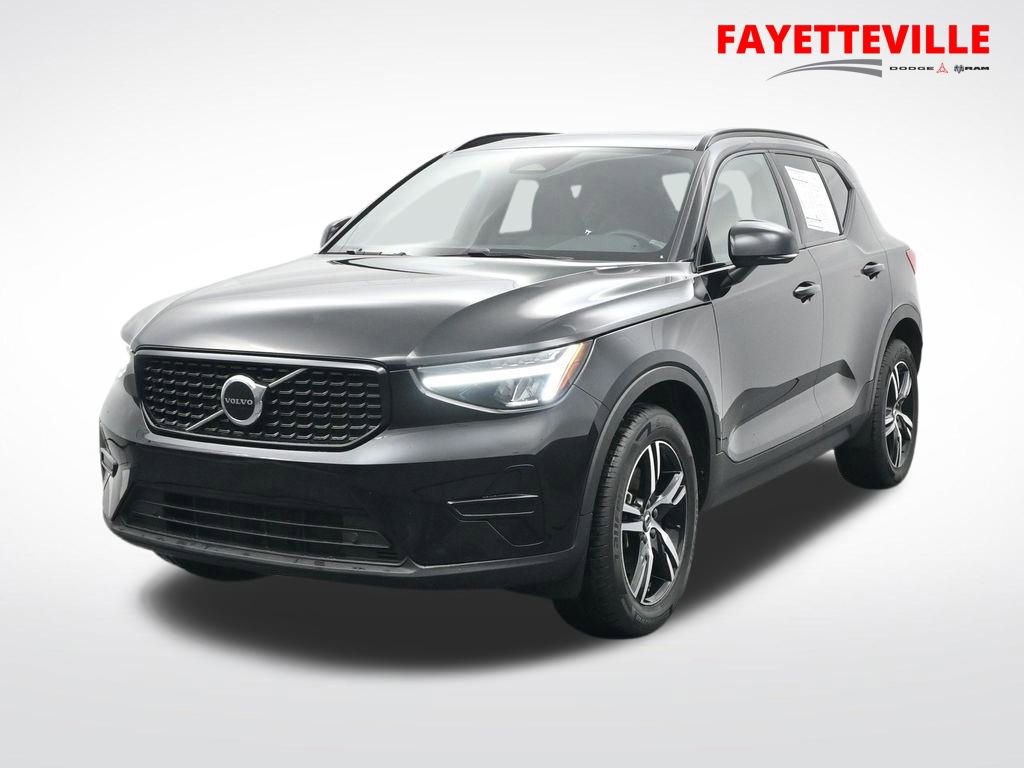 Used 2024 Volvo XC40 B5 Core