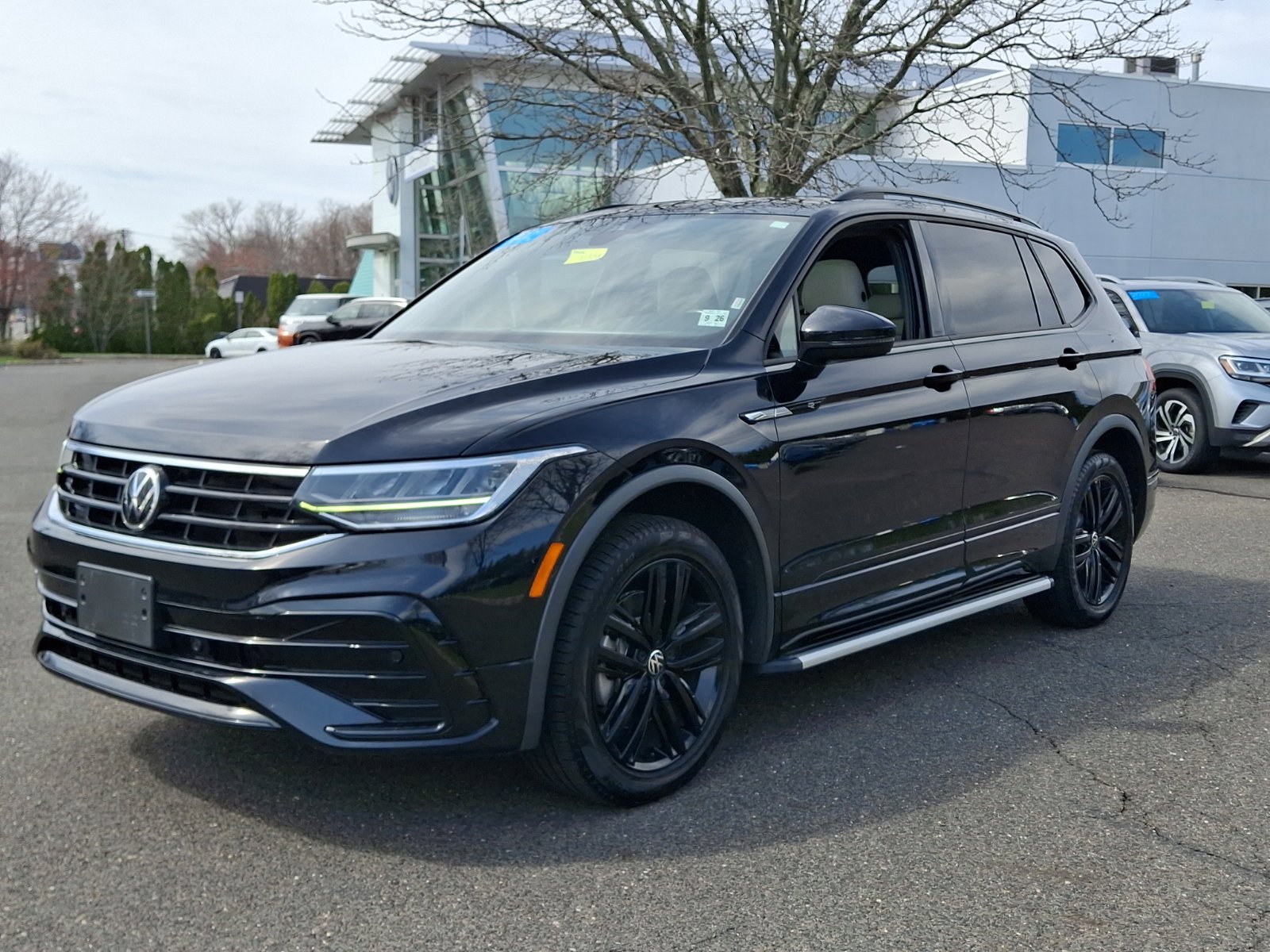 Certified 2022 Volkswagen Tiguan SE R-Line image 3