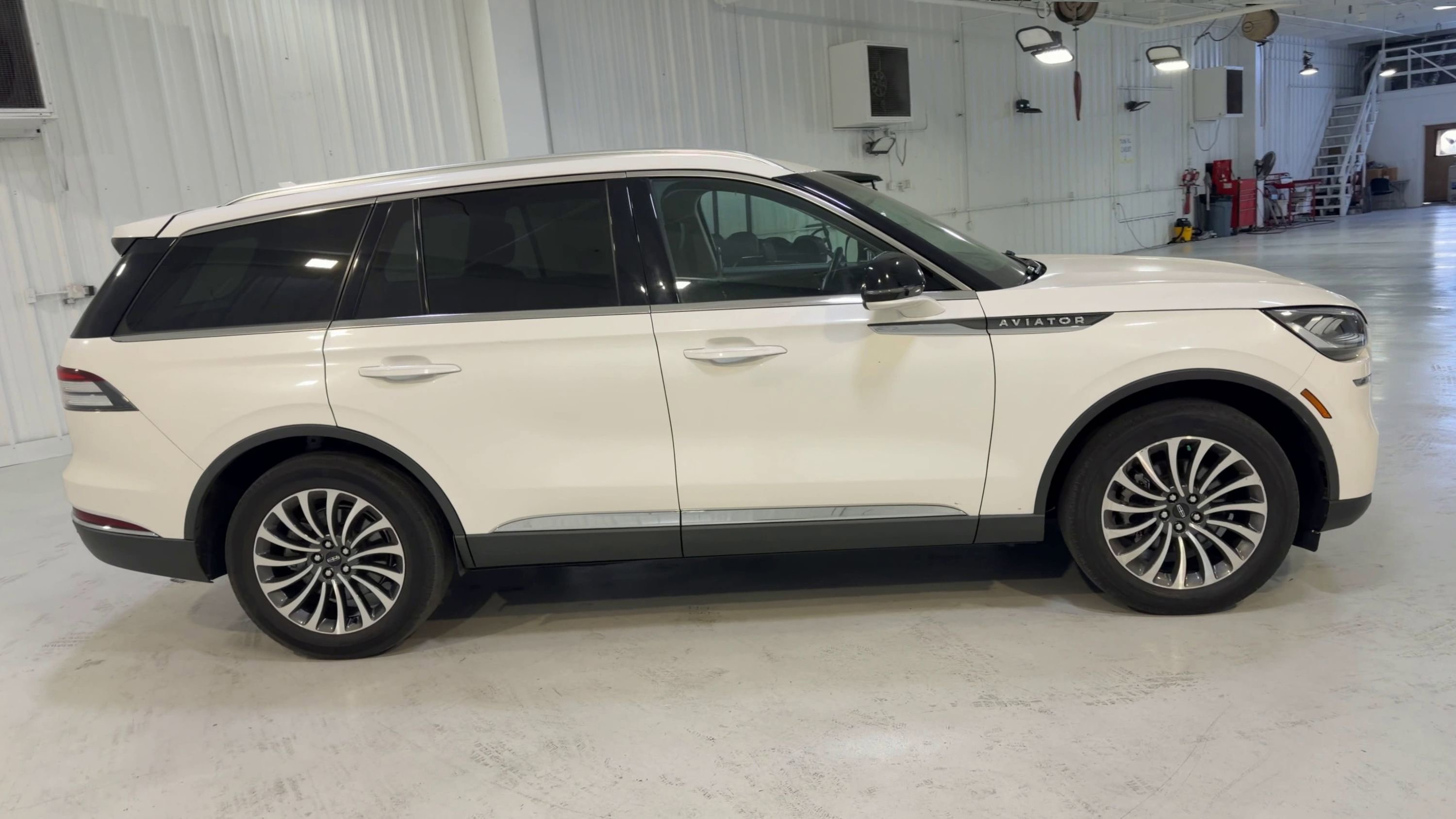 Used 2022 Lincoln Aviator AWD w/ Premium Package image 2