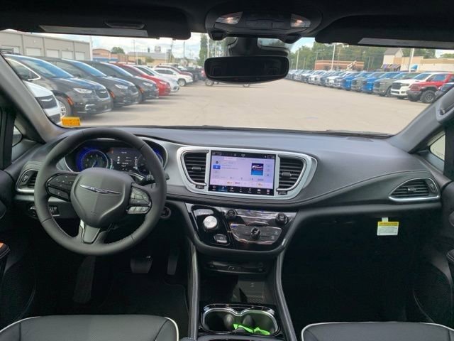 New 2026 Chrysler Pacifica Limited w/ Uconnect Theater Family Group image 23