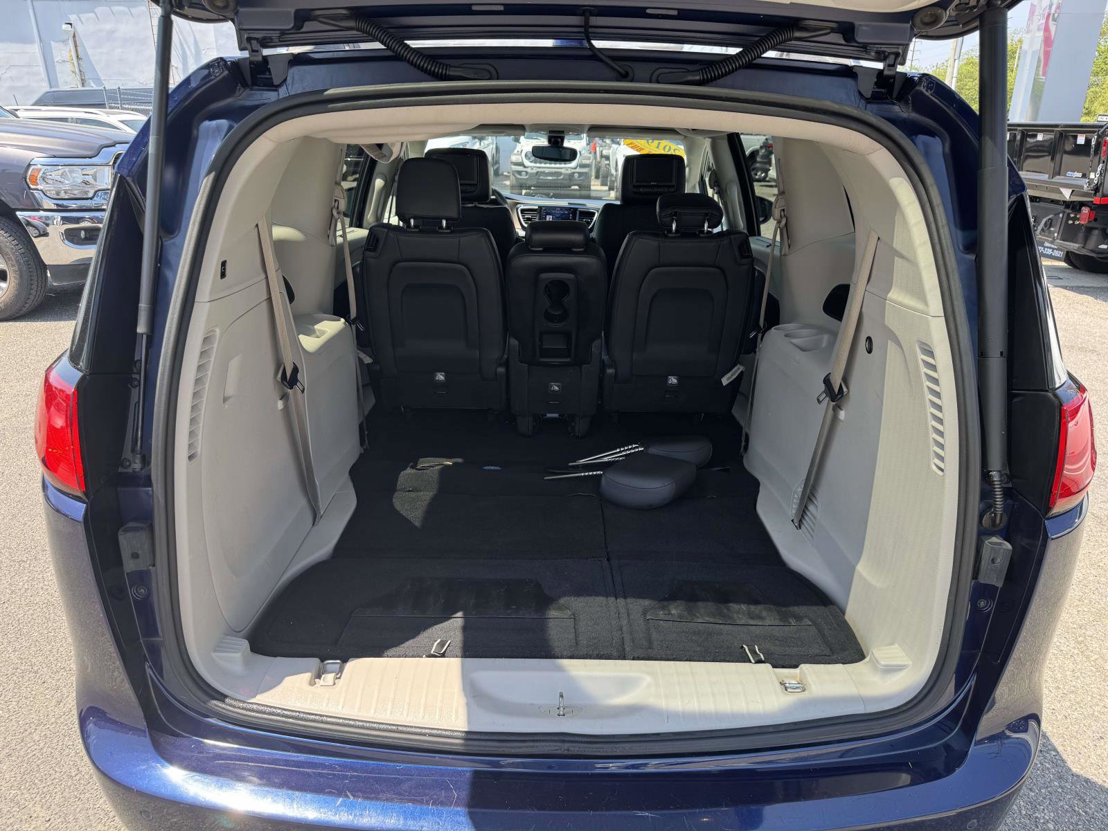 Used 2019 Chrysler Pacifica Touring-L FWD image 15