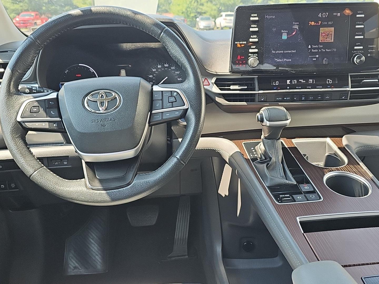 Used 2024 Toyota Sienna XLE FWD image 8