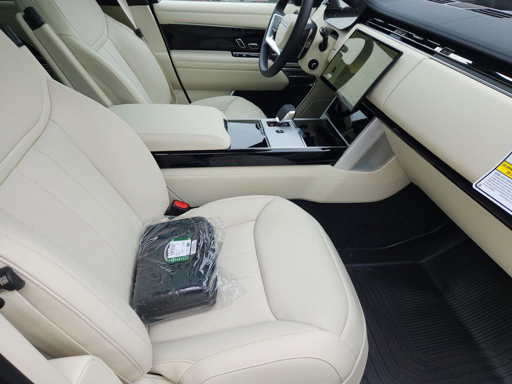New 2026 Land Rover Range Rover Long Wheelbase SE image 3
