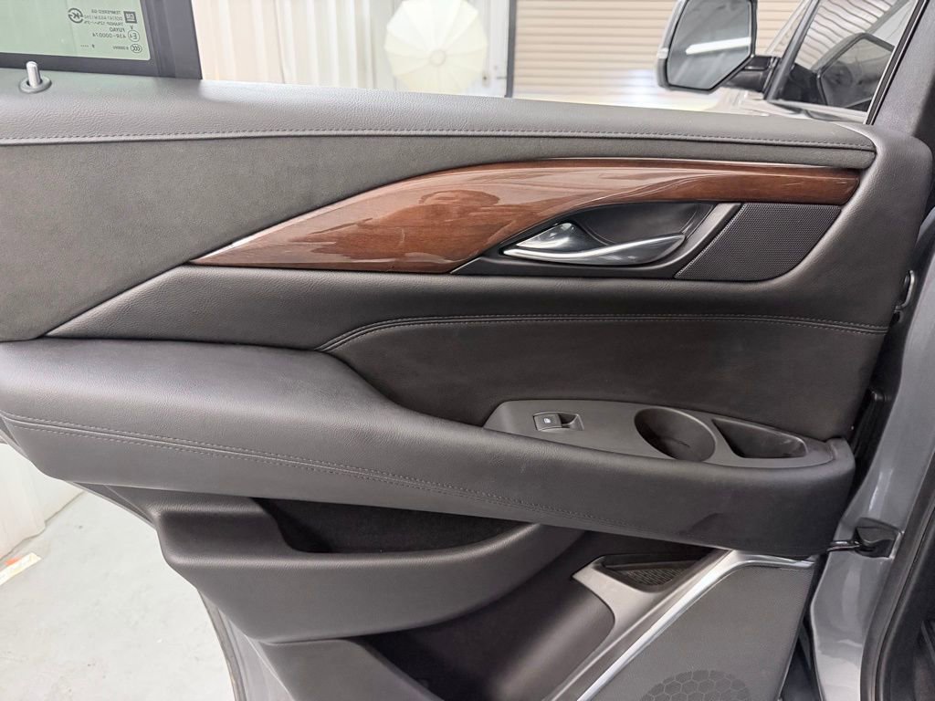 Used 2020 Cadillac Escalade Luxury w/ LPO, Radiant Package AWD/4WD image 31