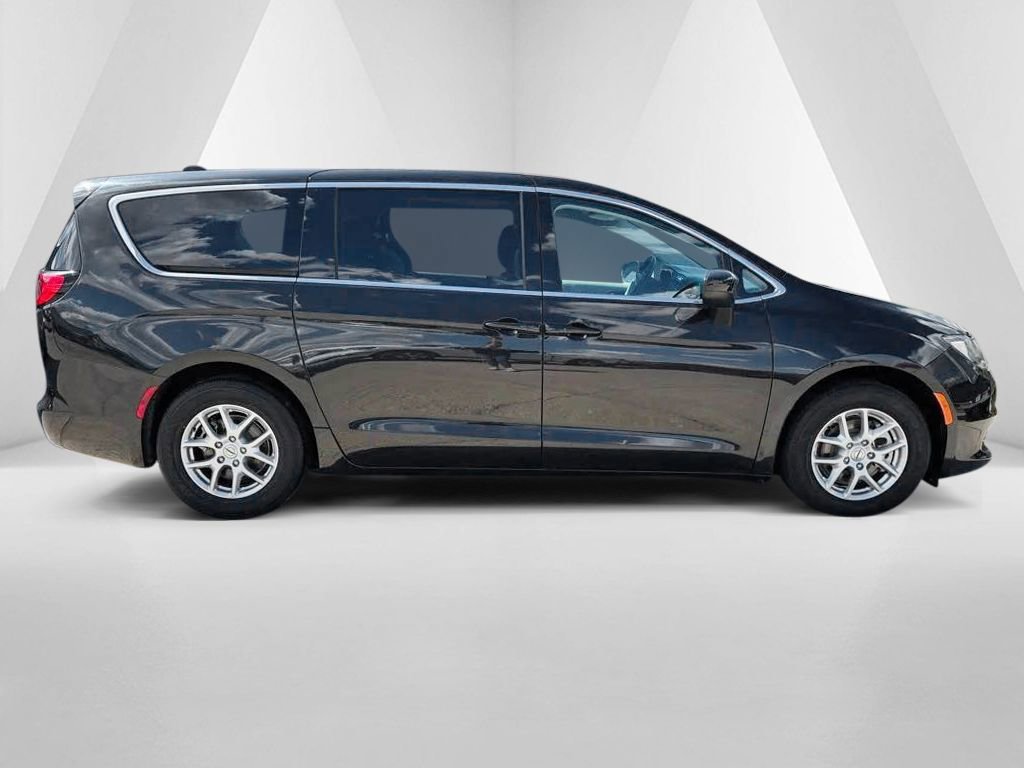 Used 2023 Chrysler Voyager LX FWD image 8