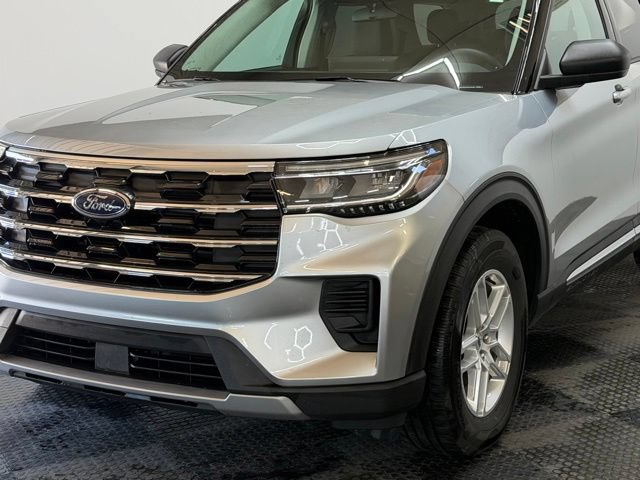 Used 2025 Ford Explorer Active AWD/4WD image 6