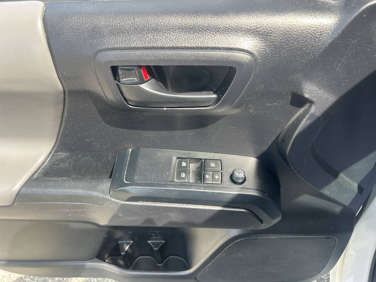 Used 2020 Toyota Tacoma SR RWD image 13