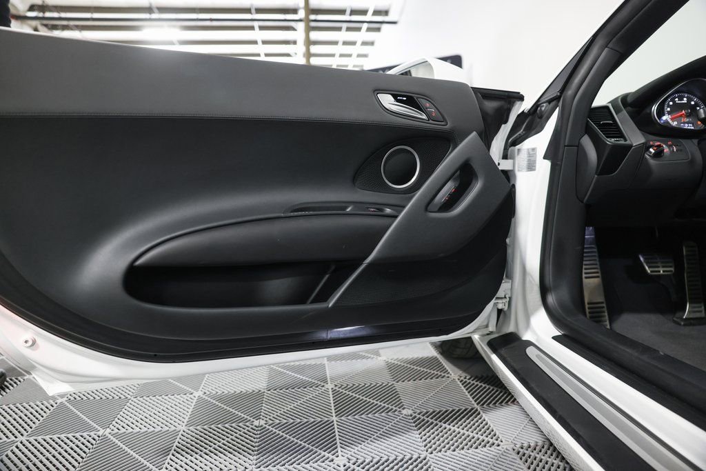 Used 2015 Audi R8 V8 w/ Extended Leather Package image 25