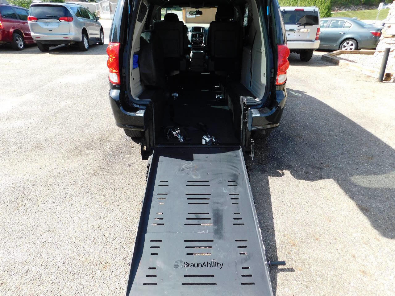 Used 2017 Dodge Grand Caravan SXT image 4