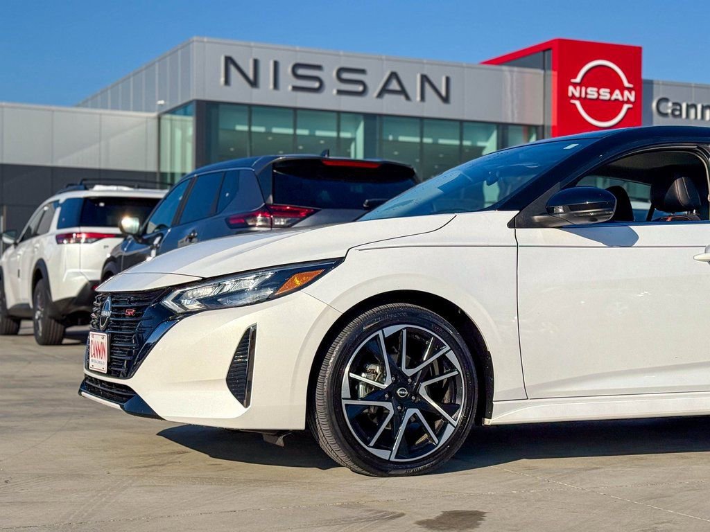 Used 2025 Nissan Sentra SR w/ SR Premium Package image 2