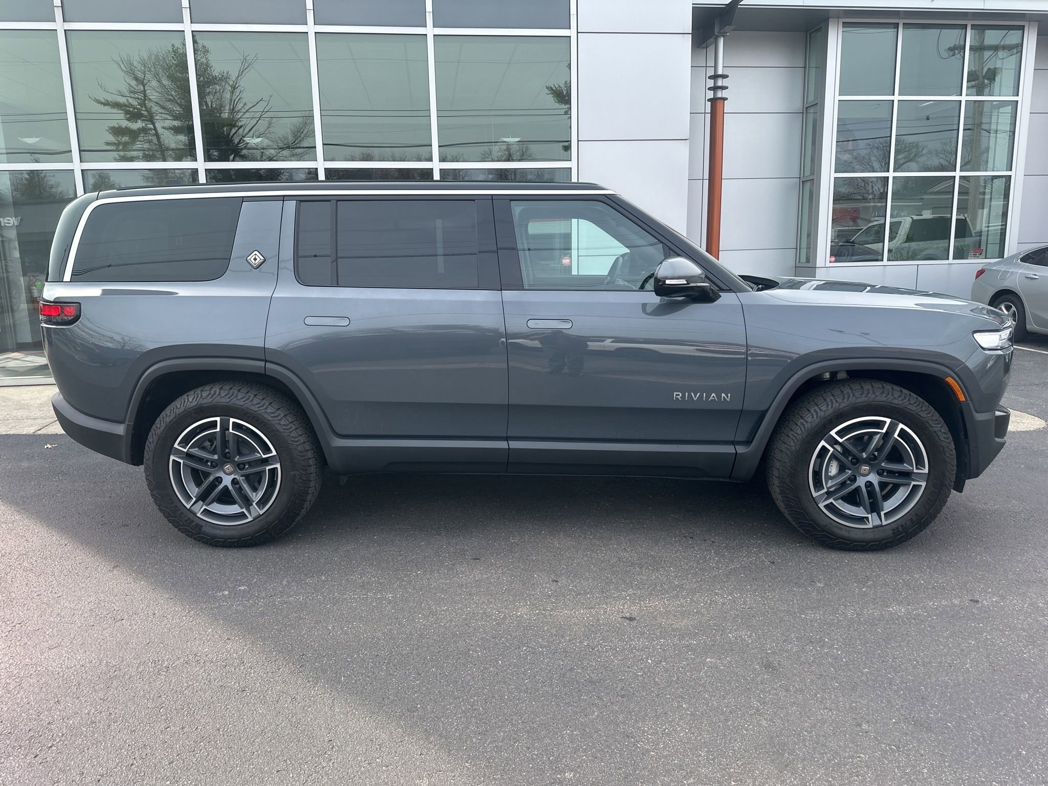 Used 2025 Rivian R1S Adventure image 2