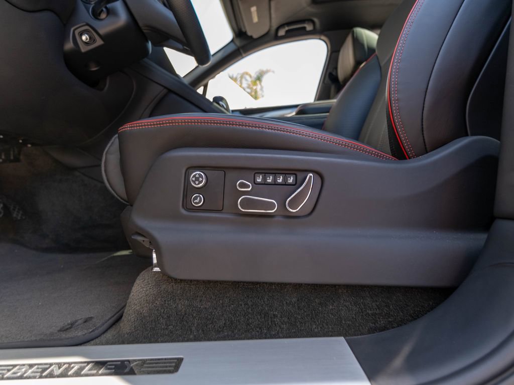 Used 2023 Bentley Bentayga Extended Wheelbase AWD/4WD image 17