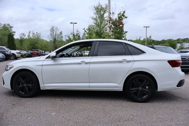 Certified 2022 Volkswagen Jetta SE w/ Panoramic Sunroof Package image 5