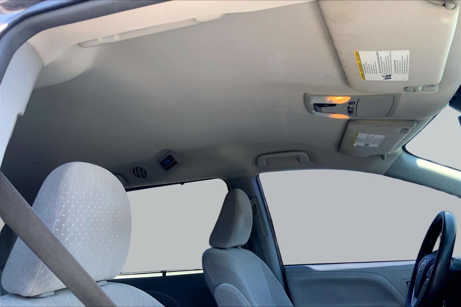 Used 2018 Toyota Sienna LE w/ Carpet Mat Package FWD image 13