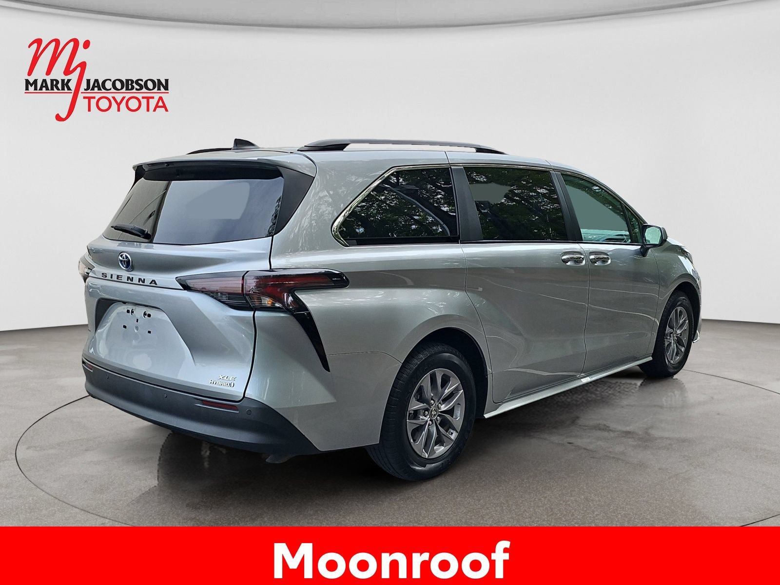 Used 2024 Toyota Sienna XLE FWD image 9