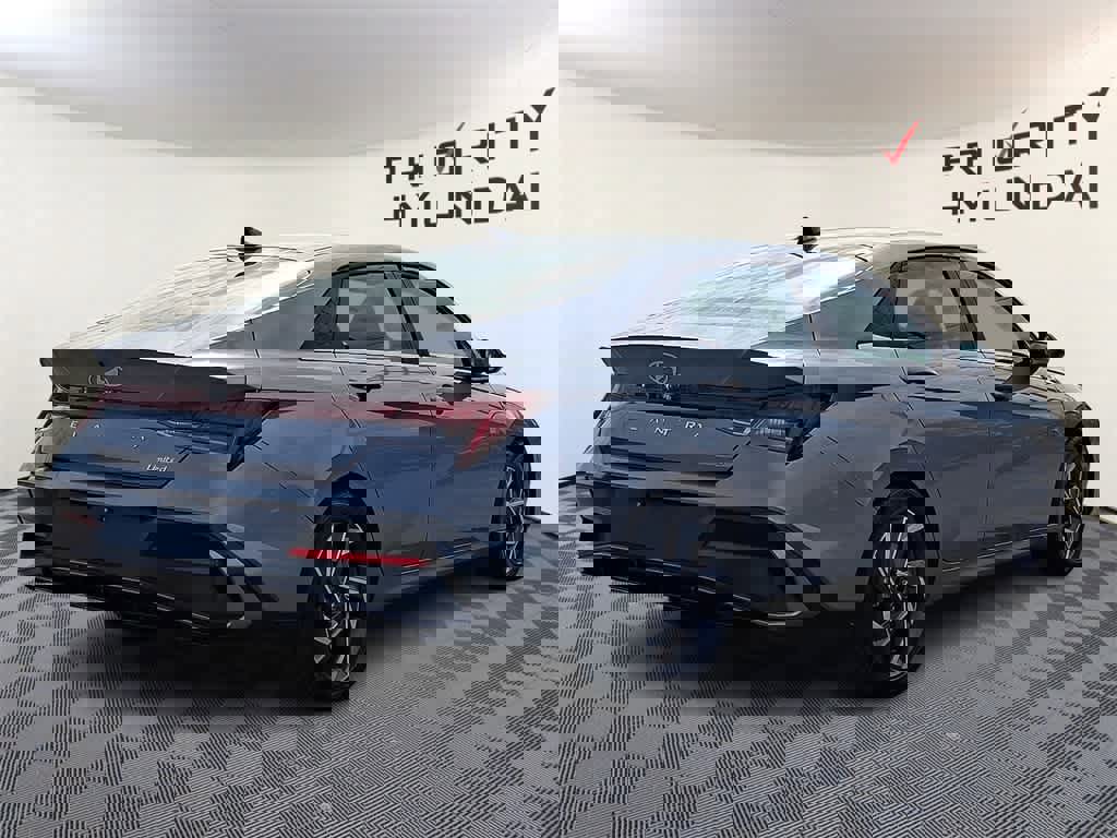 Used 2025 Hyundai Elantra Limited image 4