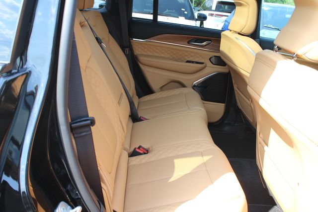 Used 2025 Jeep Grand Cherokee Summit AWD/4WD image 32