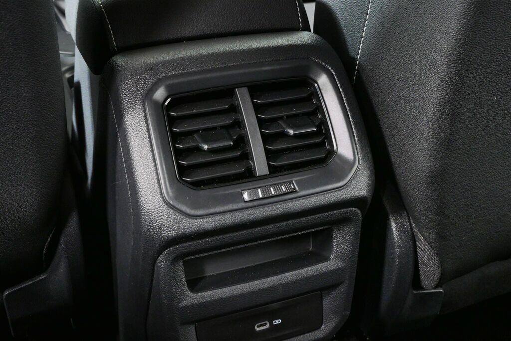 Certified 2023 Volkswagen Taos SE FWD image 18