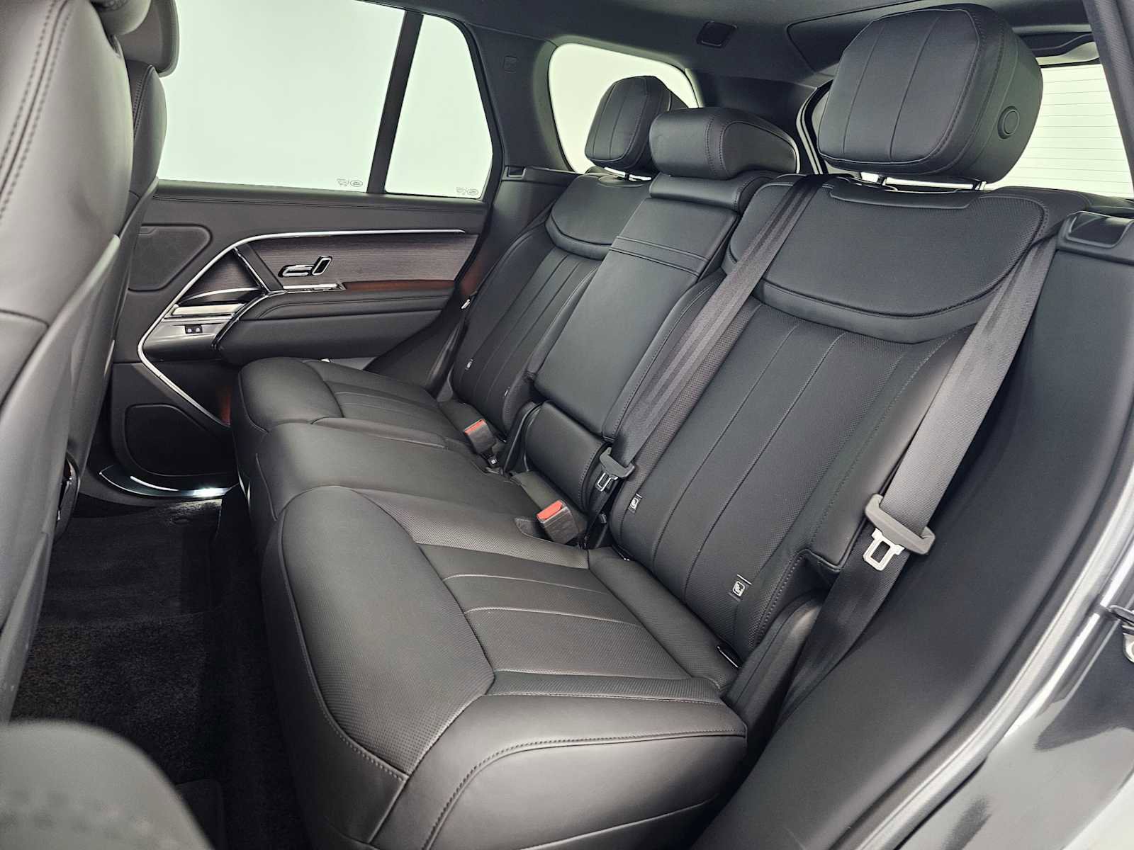 Used 2025 Land Rover Range Rover SE AWD/4WD image 17