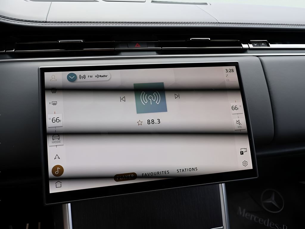 Certified 2025 Land Rover Range Rover Long Wheelbase SE AWD/4WD image 21