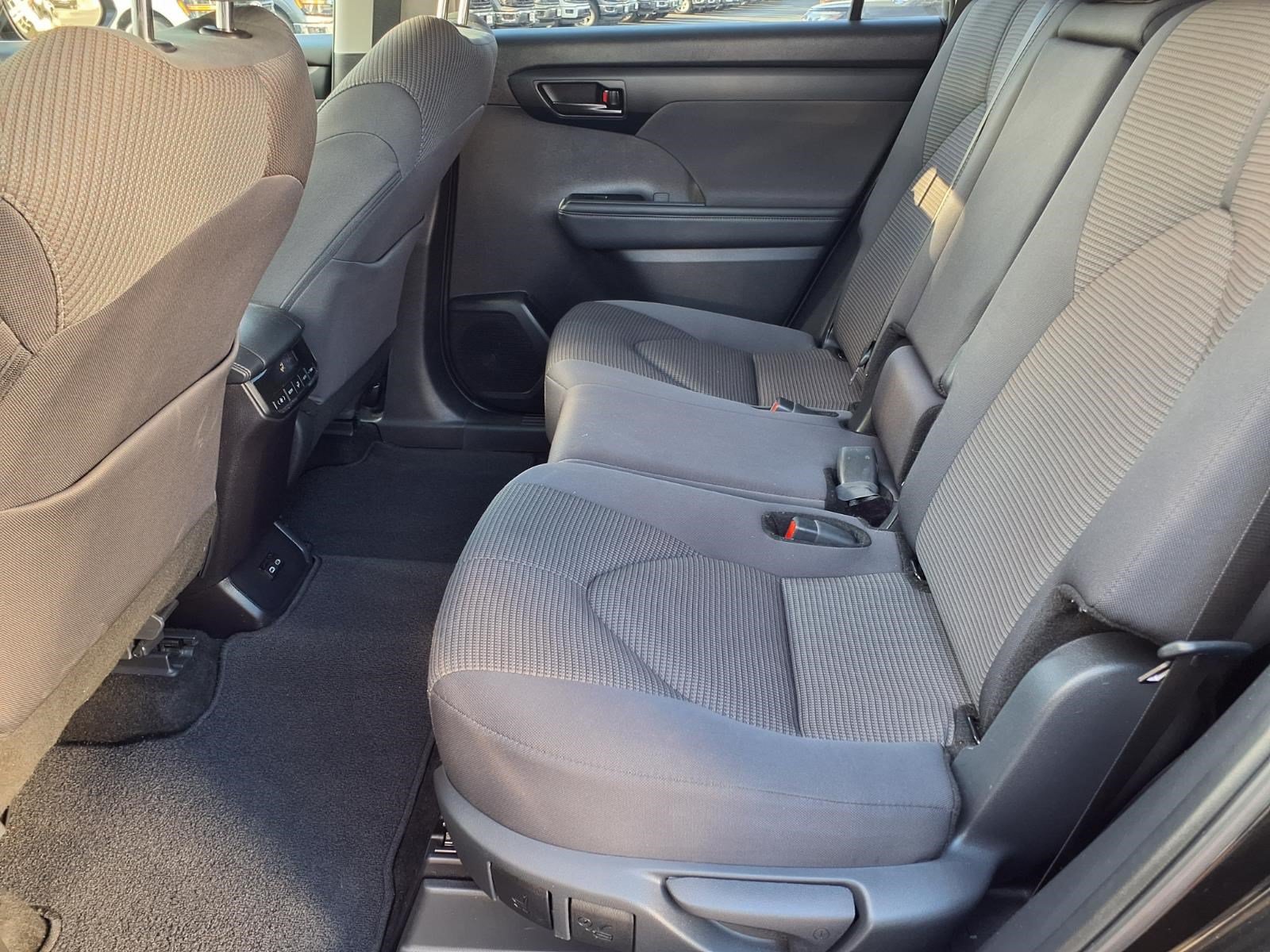 Used 2025 Toyota Highlander LE FWD image 10