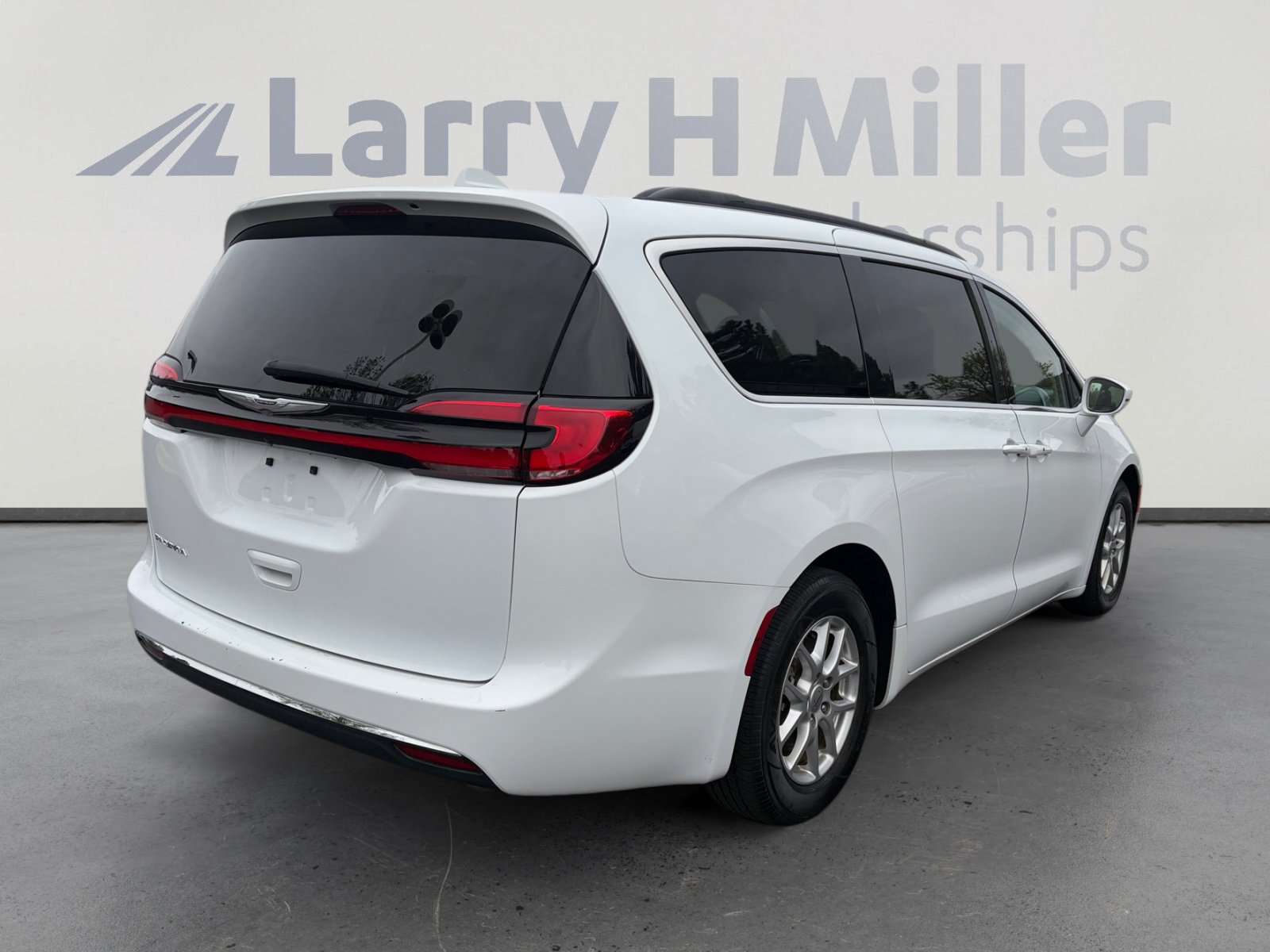 Used 2022 Chrysler Pacifica Touring-L FWD image 5