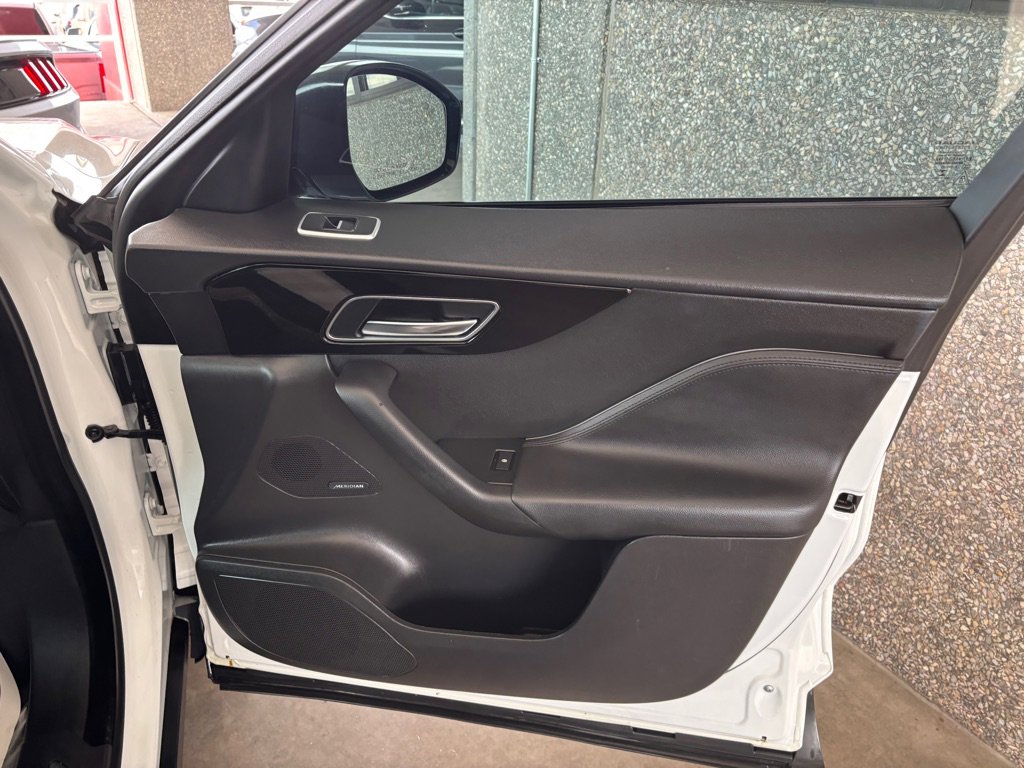 Used 2019 Jaguar F-PACE Premium image 29