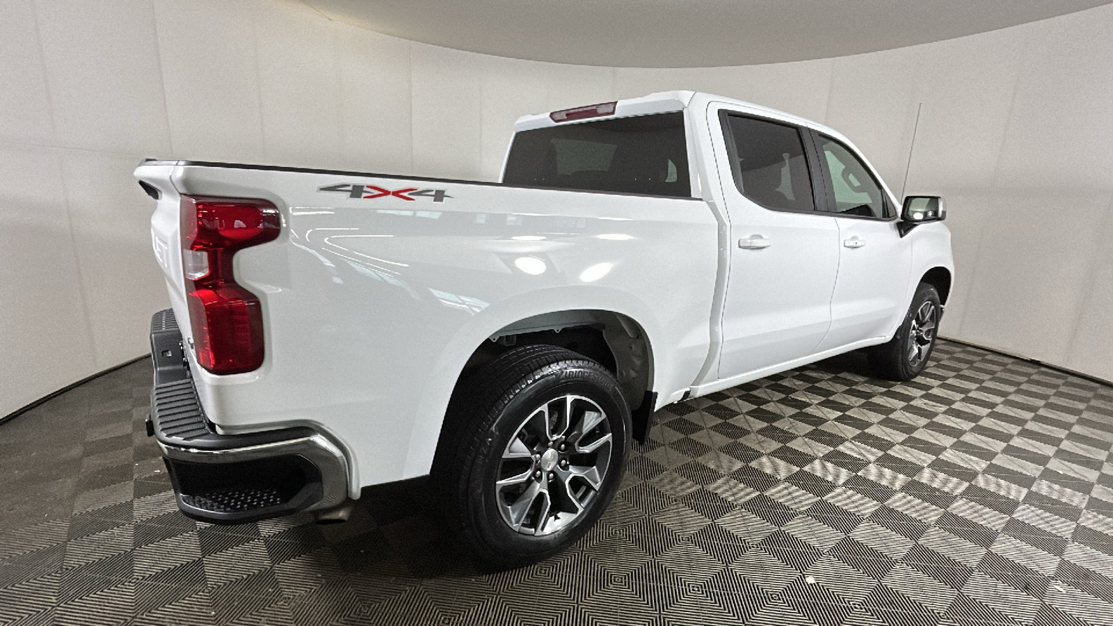 Used 2024 Chevrolet Silverado 1500 LT AWD/4WD image 3