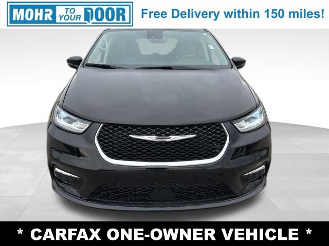 Used 2024 Chrysler Pacifica Touring-L image 2