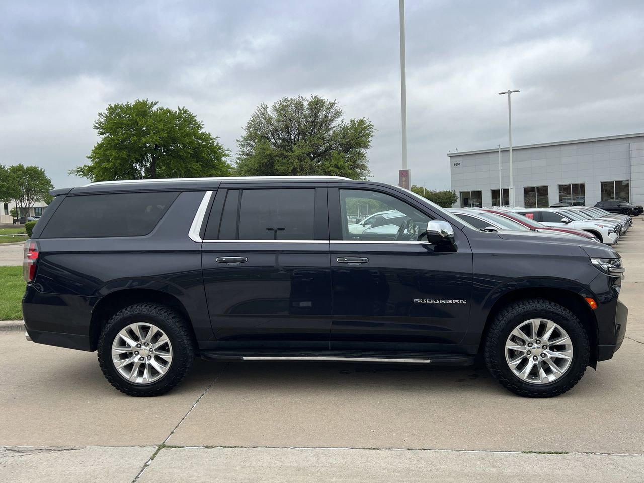 Used 2023 Chevrolet Suburban Premier image 3