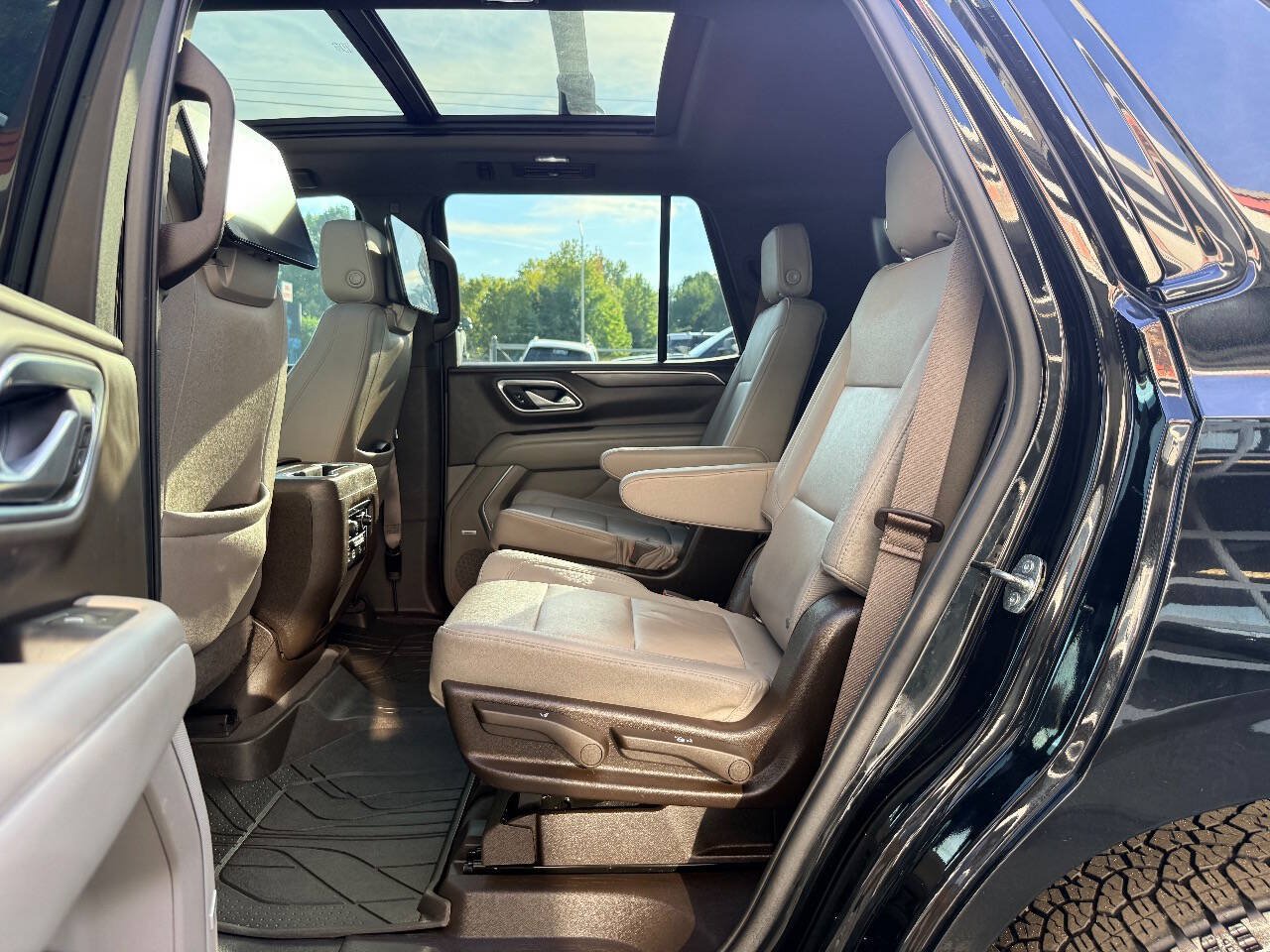 Used 2022 Chevrolet Tahoe Z71 w/ Z71 Off-Road Package AWD/4WD image 33