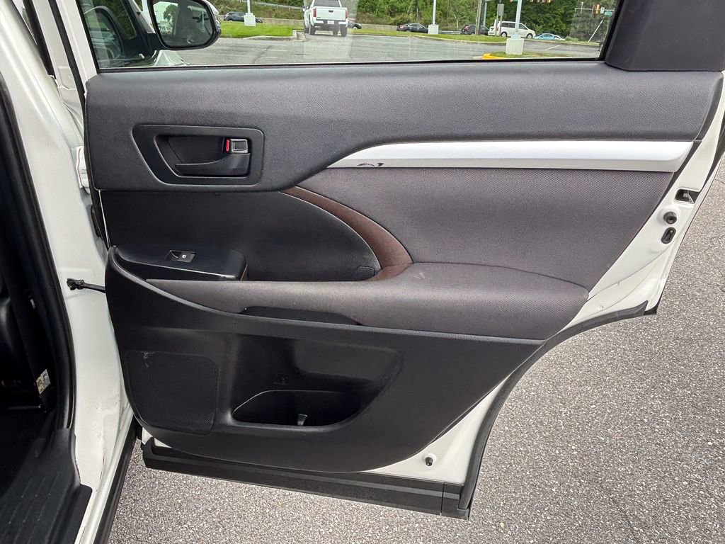 Used 2019 Toyota Highlander LE FWD image 39