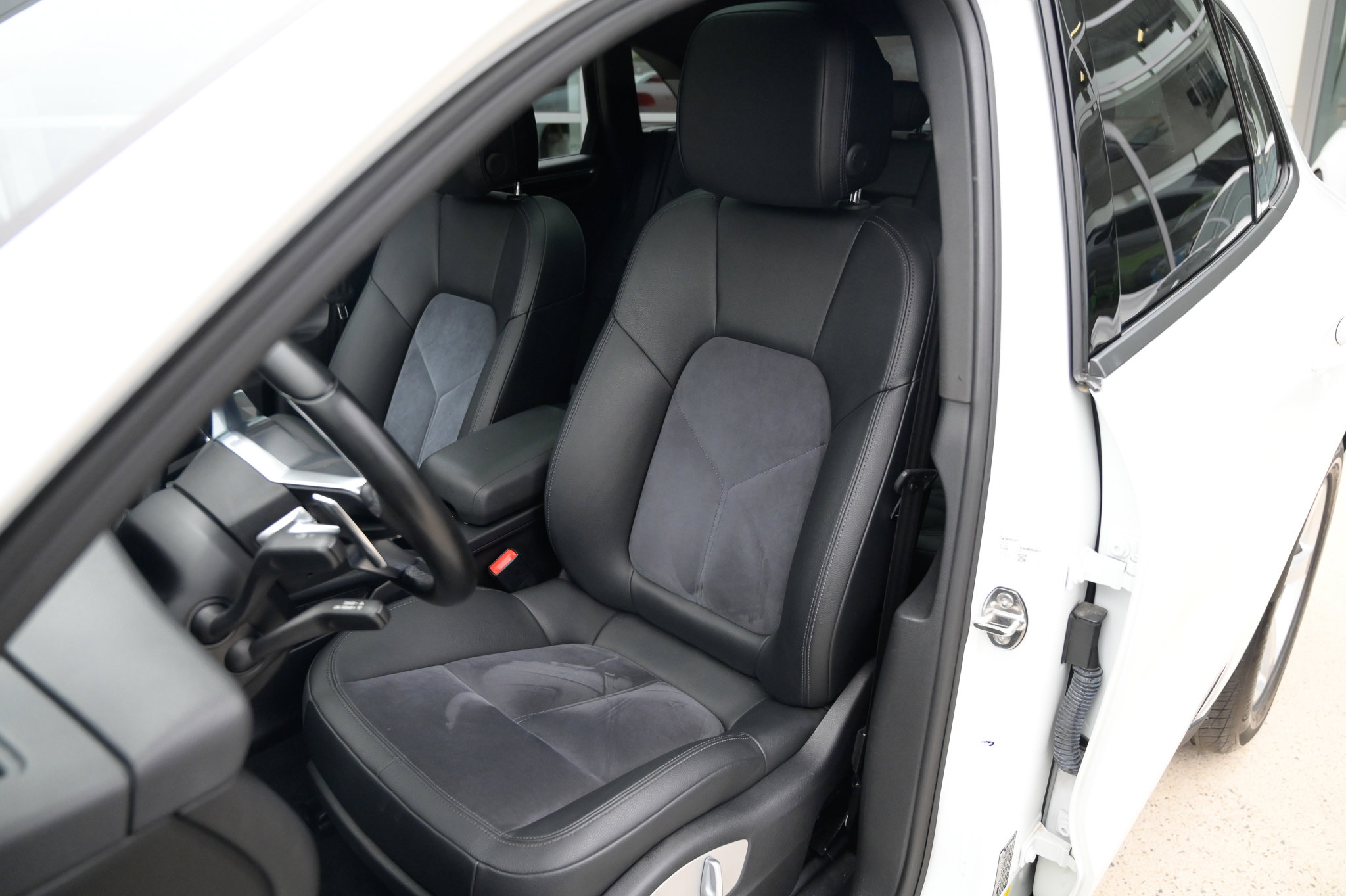 Used 2018 Porsche Macan AWD/4WD image 19