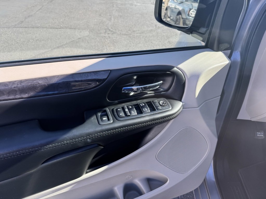 Used 2018 Dodge Grand Caravan SE w/ UConnect Hands-Free Group image 11