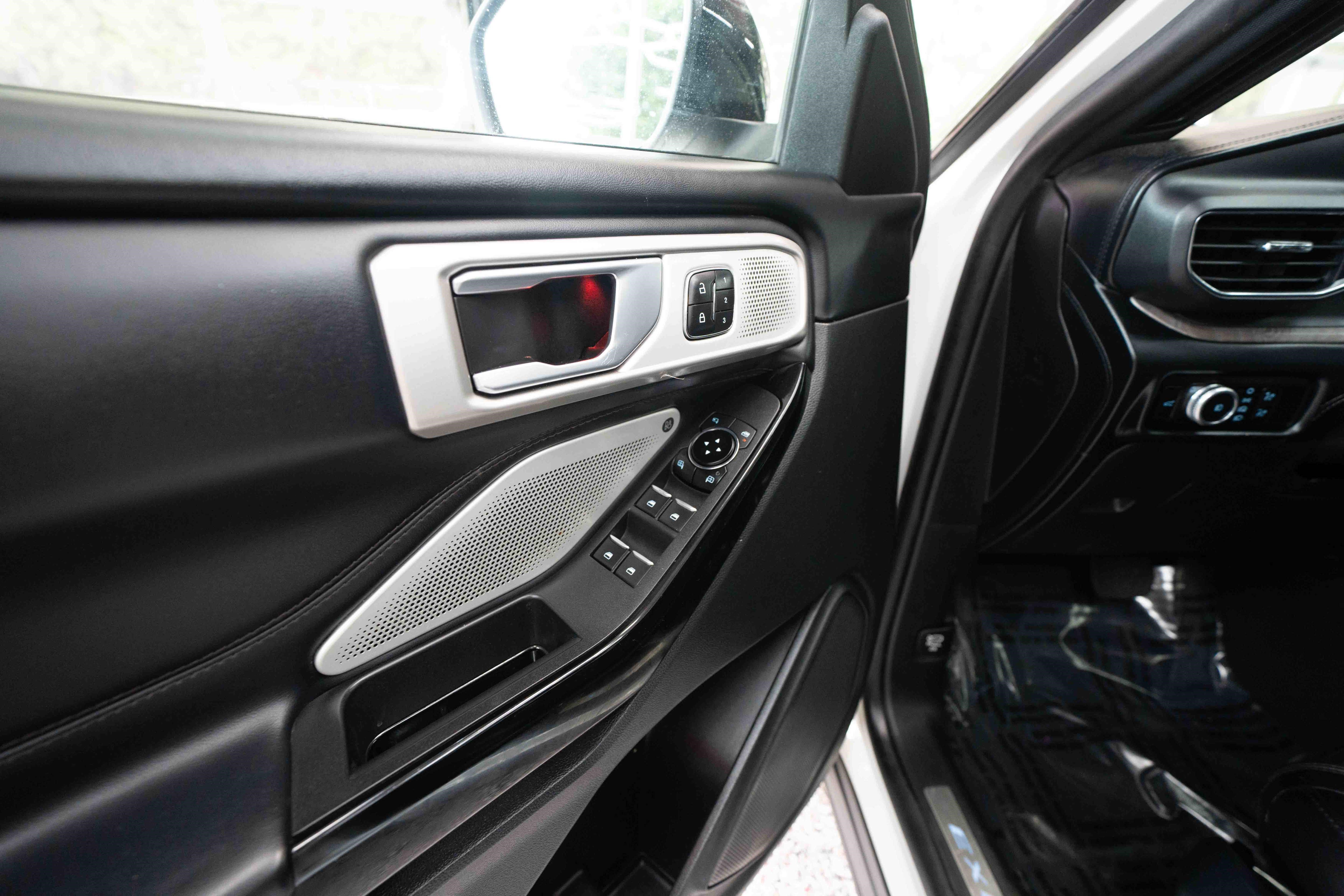 Used 2023 Ford Explorer Platinum w/ Technology Package AWD/4WD image 7