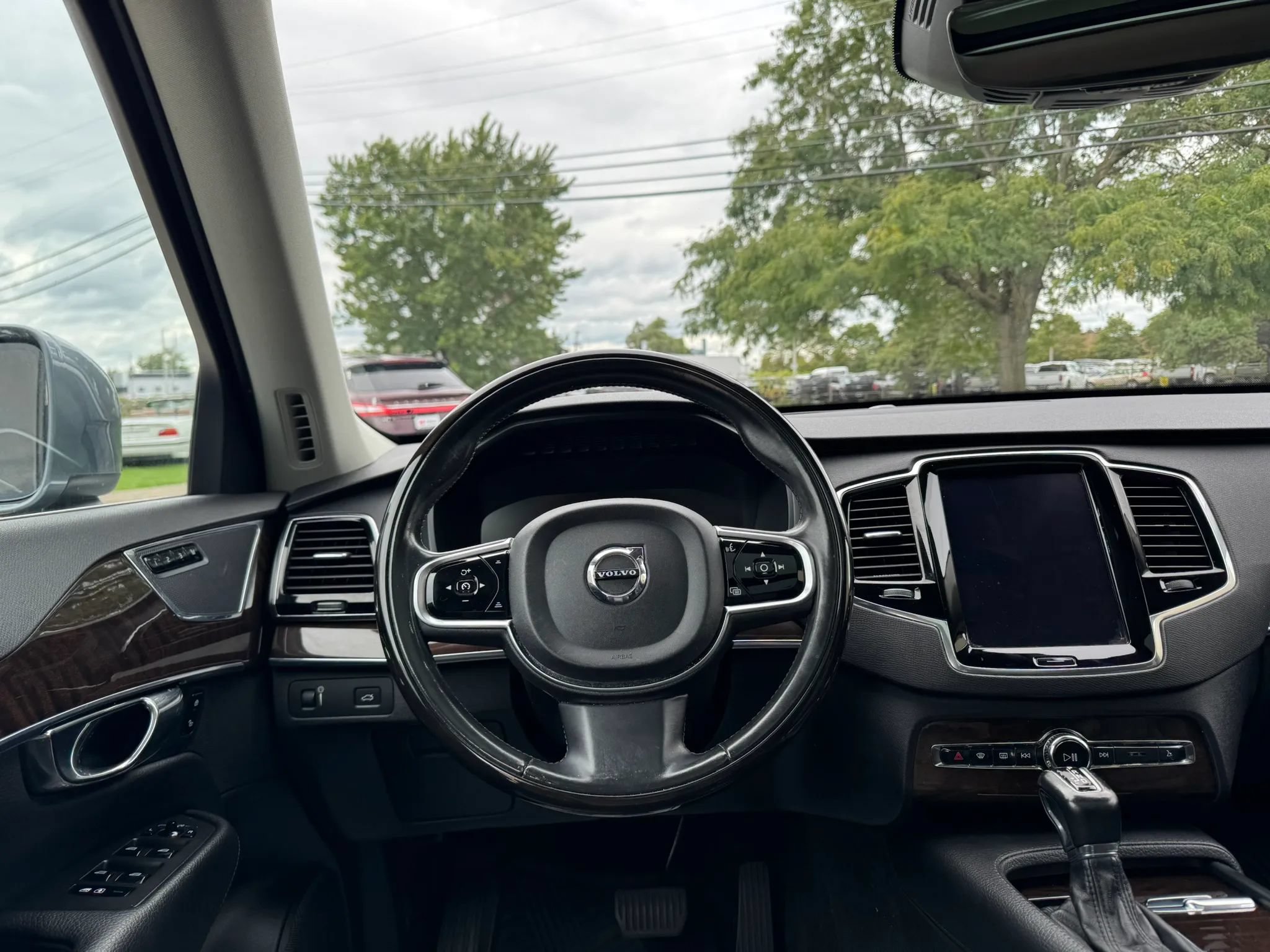 Used 2016 Volvo XC90 T6 Momentum w/ Momentum Plus Package AWD/4WD image 16