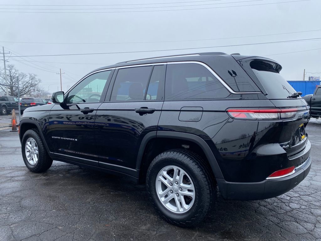 Used 2023 Jeep Grand Cherokee Laredo image 6