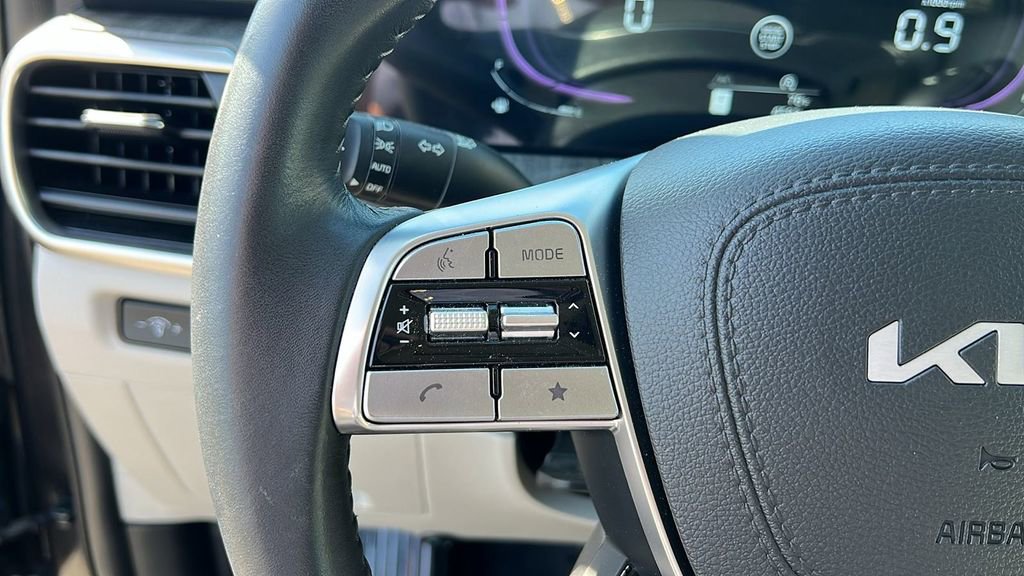 Used 2025 Kia Telluride EX w/ EX Captain's Chair Package image 17