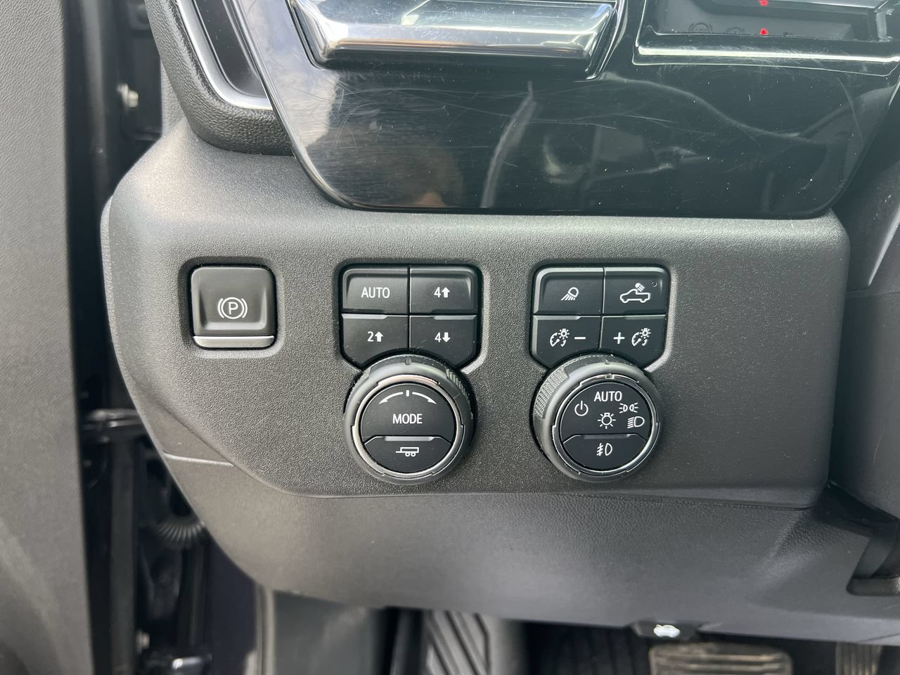 Used 2024 Chevrolet Silverado 1500 LT Trail Boss w/ LT Trail Boss Premium Package AWD/4WD image 29