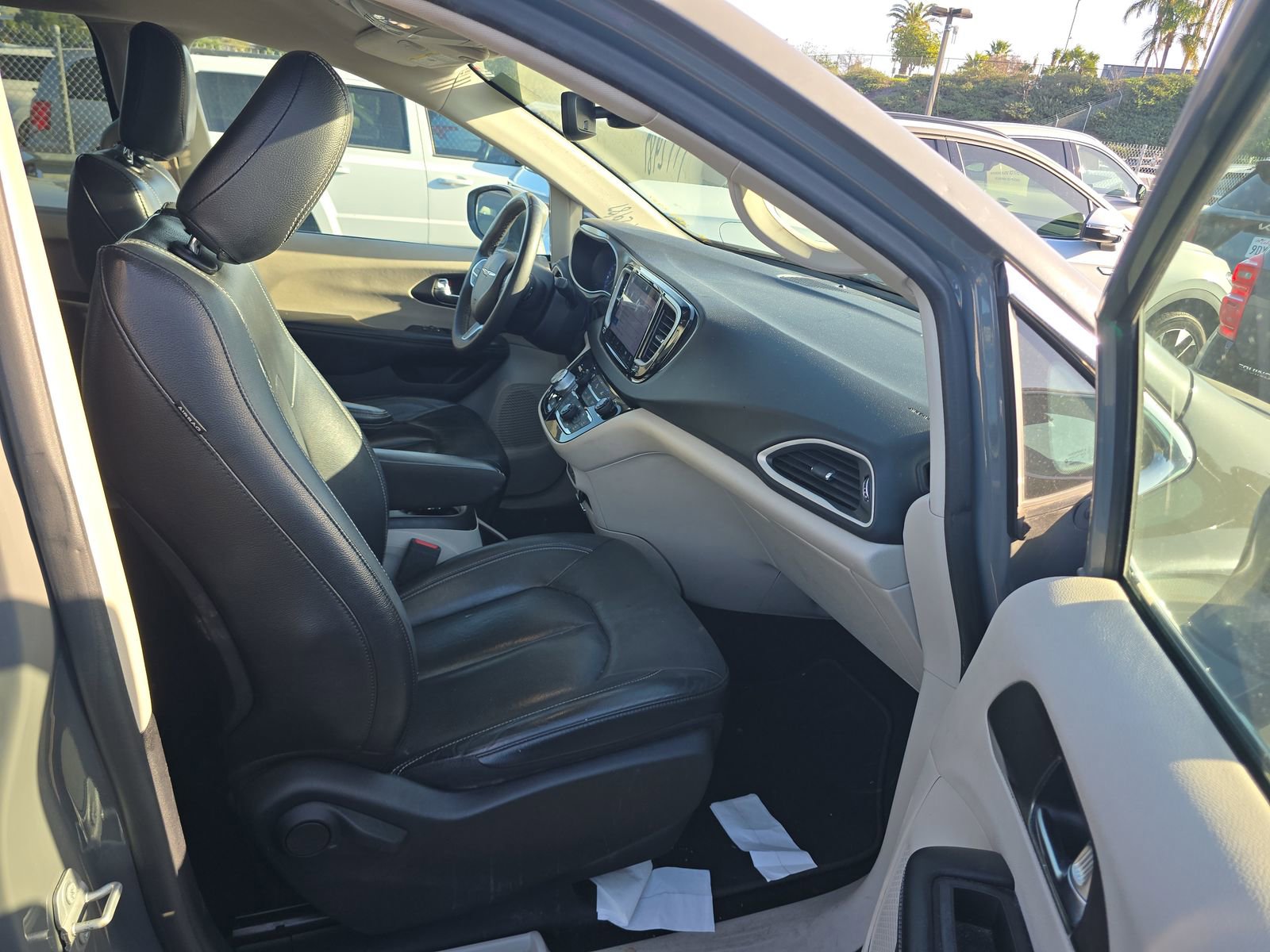 Used 2022 Chrysler Pacifica Touring-L image 7