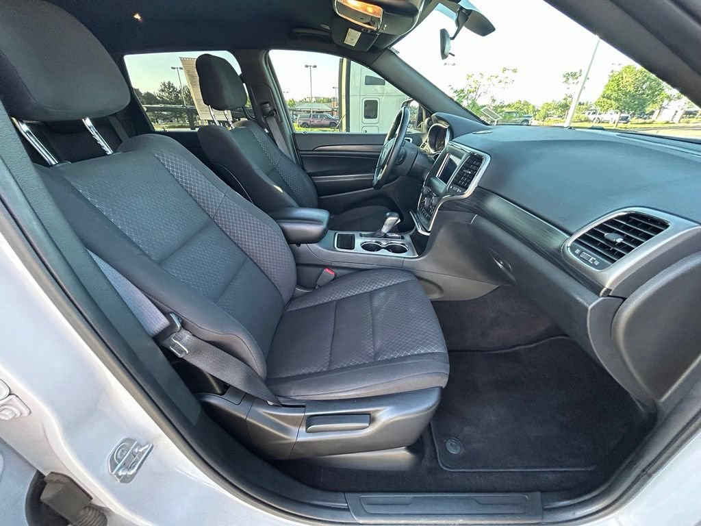 Used 2019 Jeep Grand Cherokee Laredo AWD/4WD image 30