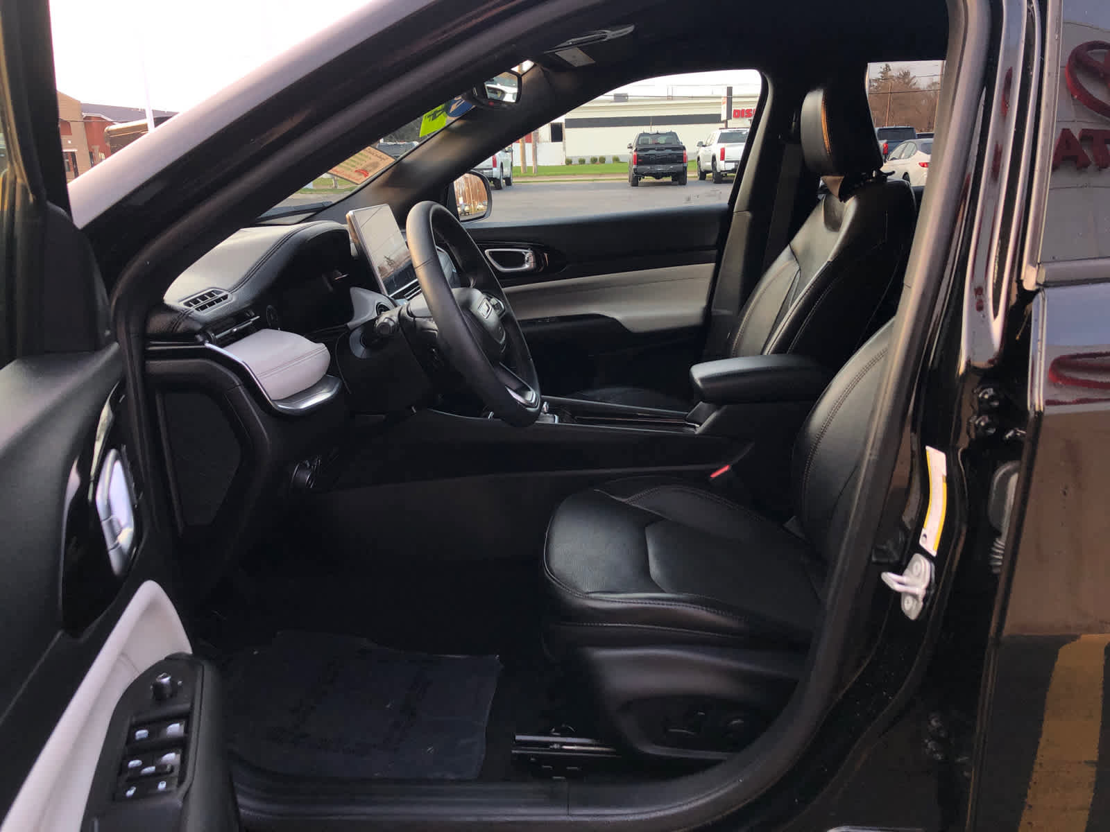 Used 2023 Jeep Compass Limited w/ Elite Group image 7