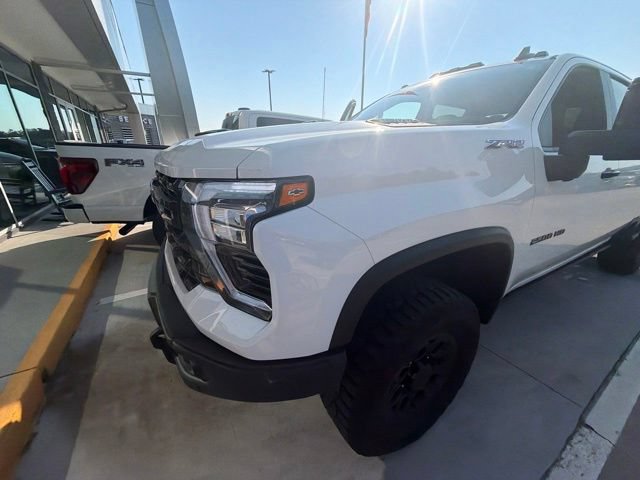 Used 2025 Chevrolet Silverado 2500 ZR2 w/ ZR2 Bison Edition AWD/4WD image 3