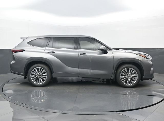 New 2026 Toyota Highlander Platinum AWD/4WD image 2